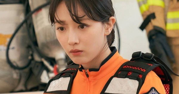 Pyo Ye-jin habla sobre los desafíos que supone interpretar a un bombero en el K-drama Moon in the Day y siente