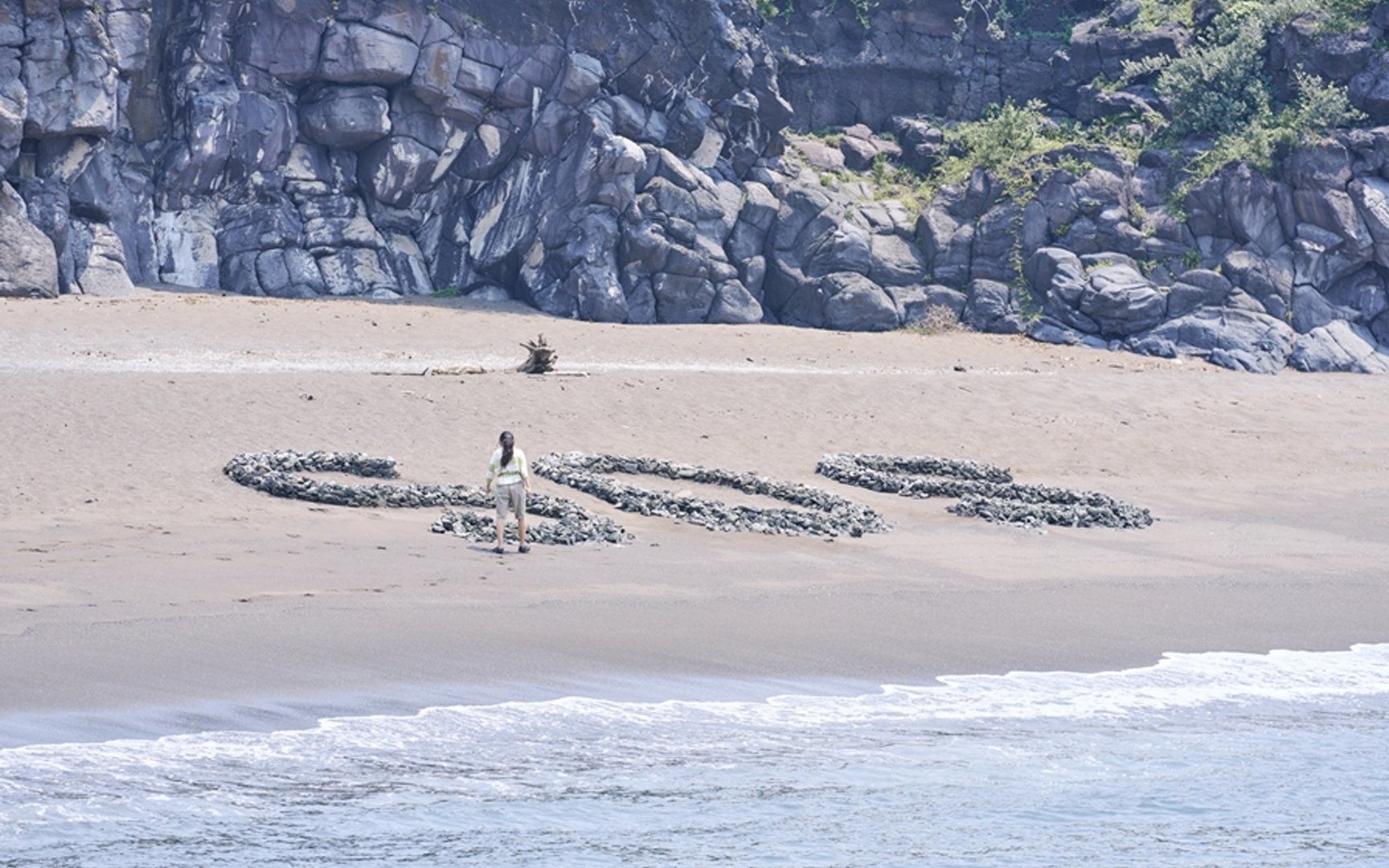 El popular drama de Park Eun Bin 'Castaway Diva' se disculpa después de la reacción violenta por dejar atrás los accesorios en la playa de la isla de Jeju