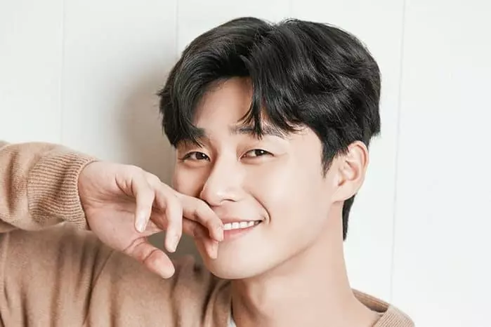 Park Seo Joon ha sido criticado por ser un avaro que le da la espalda a su novia