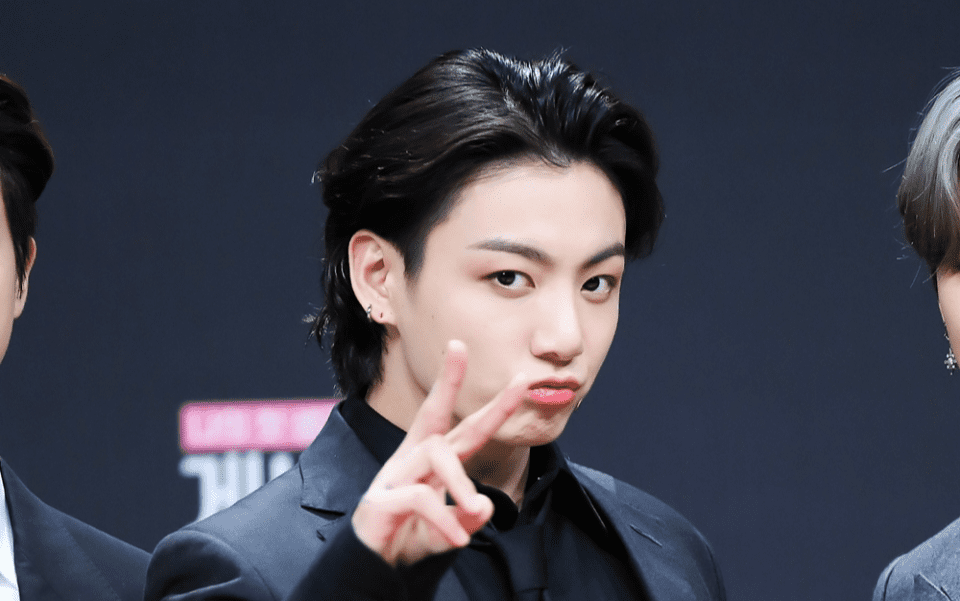 Medios estadounidenses llaman la atención sobre Jungkook por su nuevo cabello negro