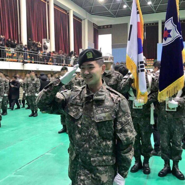 Recientemente se han publicado fotos de Onew de SHINee en su ceremonia de graduación en el centro de entrenamiento del ejército.