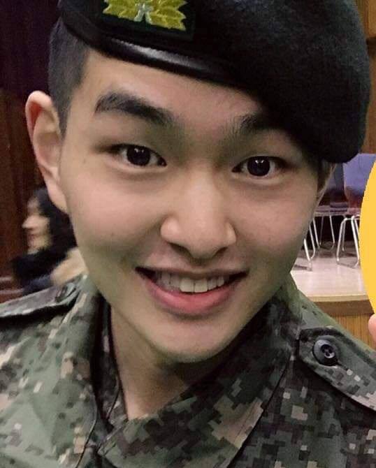 Recientemente se han publicado fotos de Onew de SHINee en su ceremonia de graduación en el centro de entrenamiento del ejército.