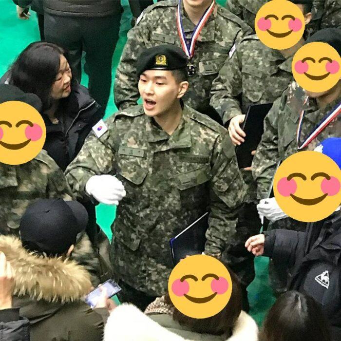 Recientemente se han publicado fotos de Onew de SHINee en su ceremonia de graduación en el centro de entrenamiento del ejército.