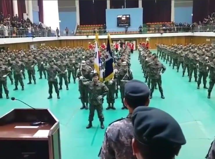 Recientemente se han publicado fotos de Onew de SHINee en su ceremonia de graduación en el centro de entrenamiento del ejército.