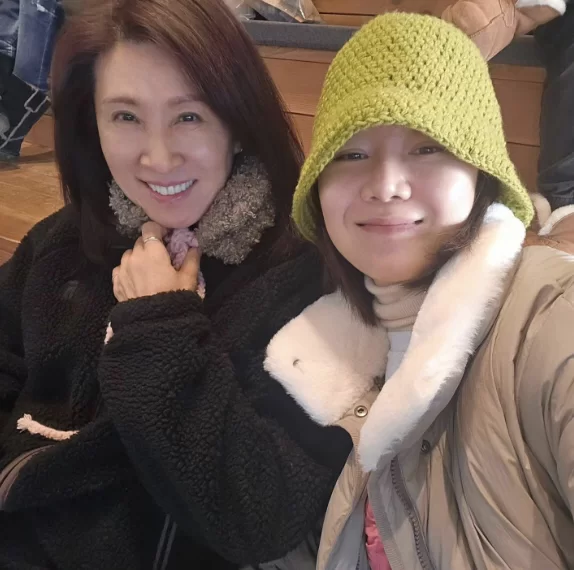 Gong Hyo-jin revela el rostro de su madre por primera vez