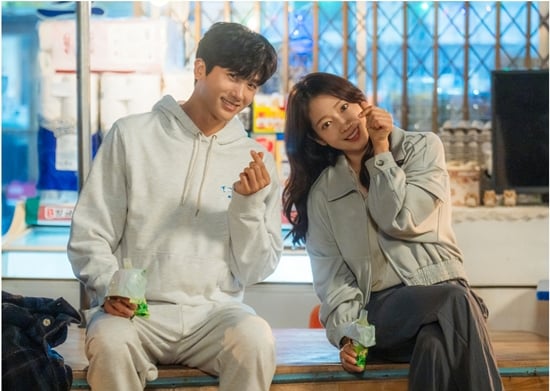 Reseña de “Doctor Slump”: actuación divertida, conmovedora y estelar de Park Shin-hye y Park Hyung-sik