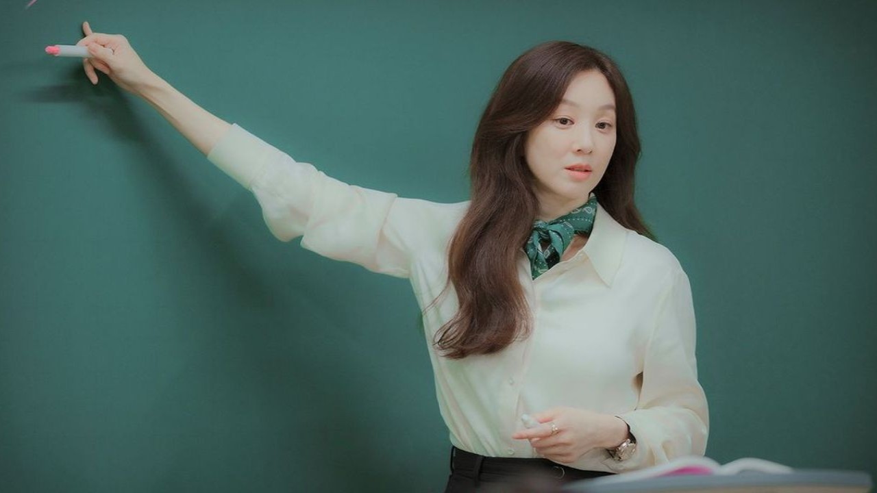 Jung Ryeo Won se convierte en profesor estrella en nuevas fotos de The Midnight Romance en Hagwon