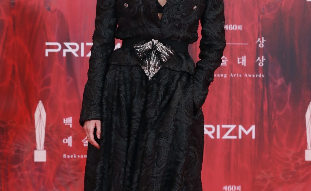 Kim Goeun en la alfombra roja de los premios Baeksang