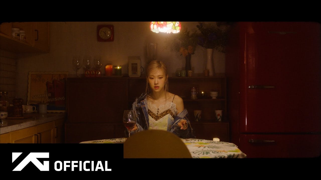 Aunque Rosé reveló la melodía de la canción principal en el primer teaser, los fans se sorprendieron al descubrir que era solo una canción del lado B.